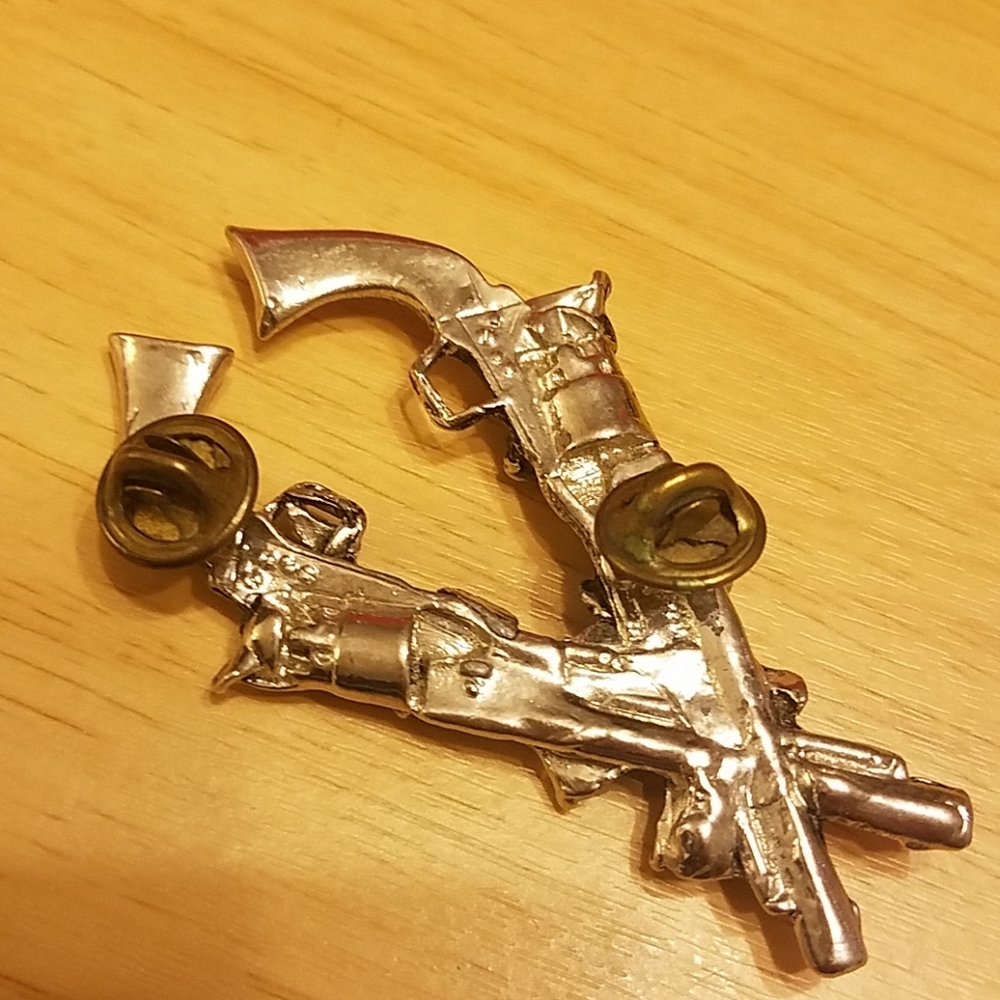 Guns & Rose's pin - Picture 3 of 3